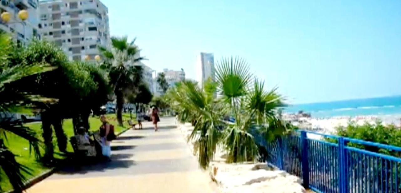 Beachfront Studio Apartment Bat Yam 412 Bagian luar foto