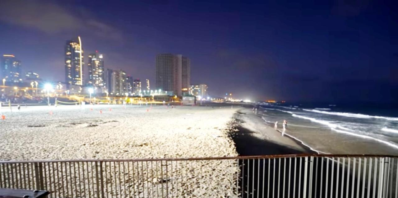 Beachfront Studio Apartment Bat Yam 412 Bagian luar foto