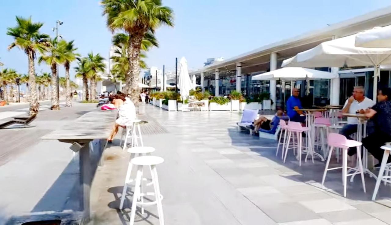 Beachfront Studio Apartment Bat Yam 412 Bagian luar foto