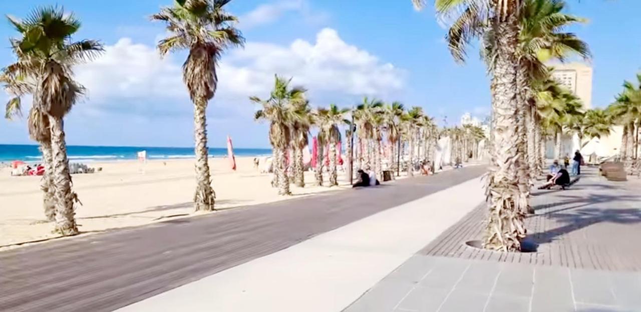 Beachfront Studio Apartment Bat Yam 412 Bagian luar foto