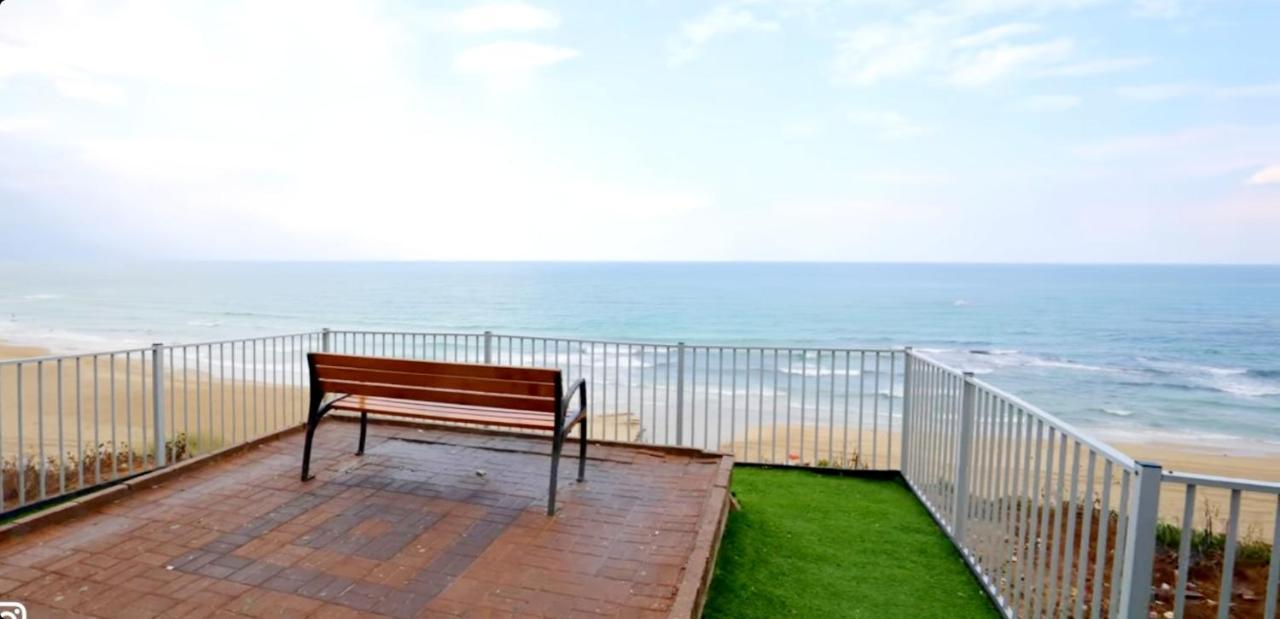 Beachfront Studio Apartment Bat Yam 412 Bagian luar foto