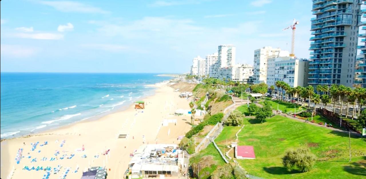 Beachfront Studio Apartment Bat Yam 412 Bagian luar foto