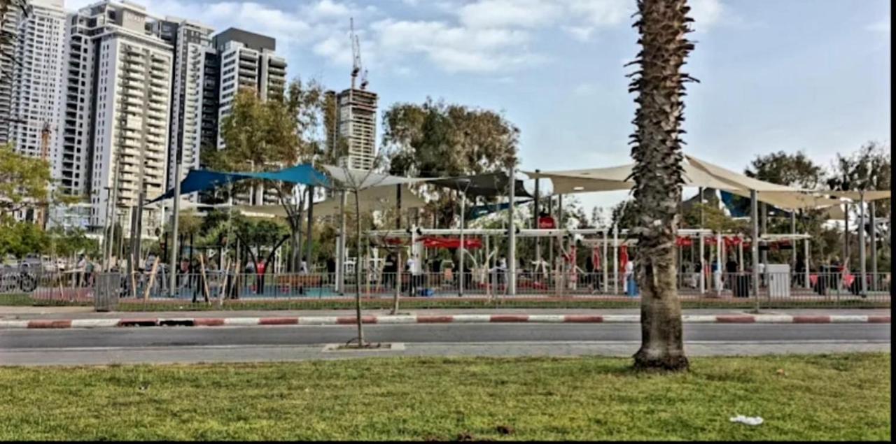 Beachfront Studio Apartment Bat Yam 412 Bagian luar foto